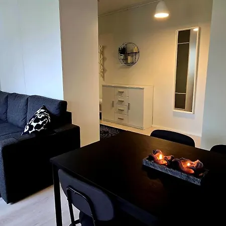 The Loft - Balcony - Free Parking Apartment *