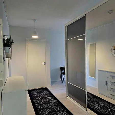 The Loft - Balcony - Free Parking Apartment *